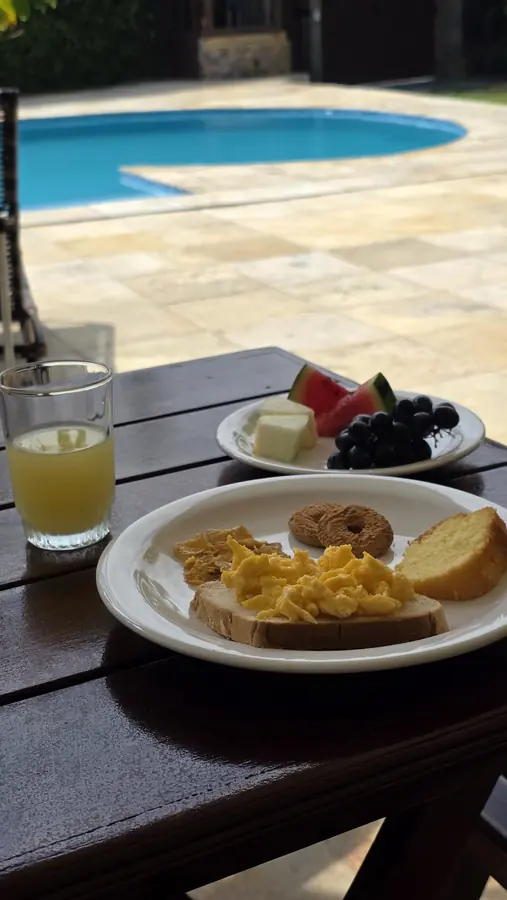 Café da manhã servido ao lado da piscina