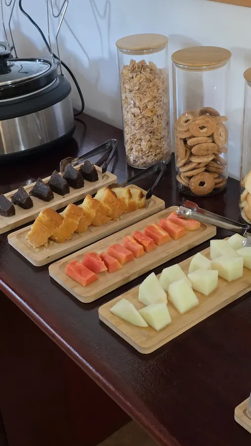 Mesa do café da manhã com frutas fatiadas e cereais