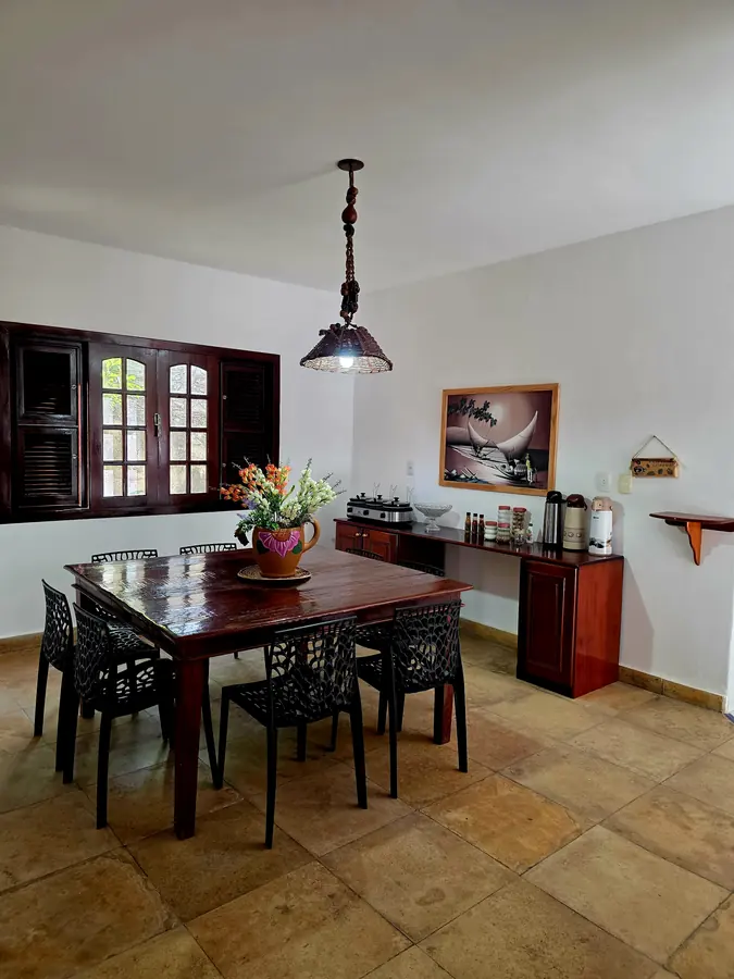 Cozinha com mesa de refeições