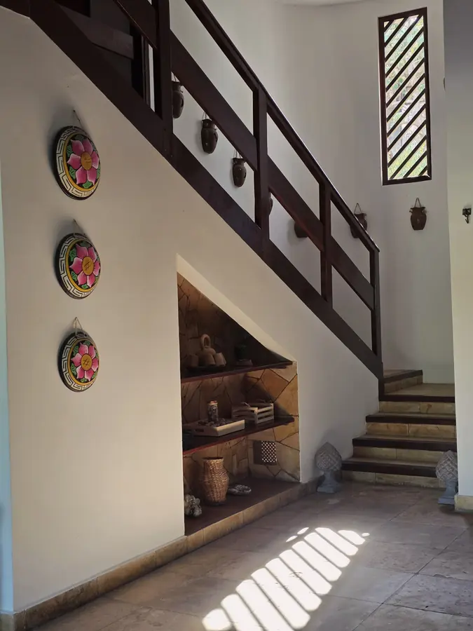 Escadaria com estante de cerâmicas