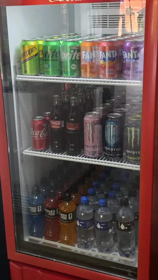 Geladeira com refrigerantes, energéticos e águas