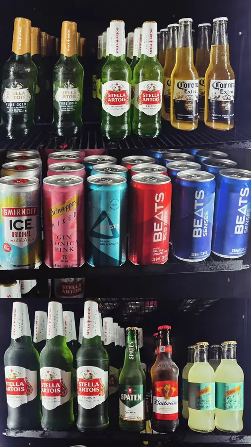 Prateleira refrigerada com cervejas e latas