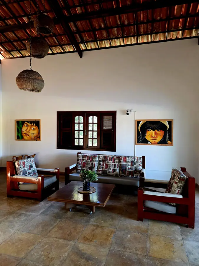 Sala de estar com sofás e quadros coloridos
